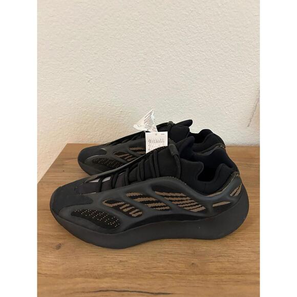 Yeezy 700 V3 Clay Brown (Size 10.5)